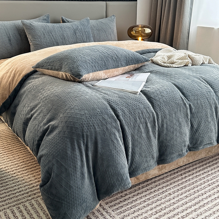 91家纺网 家纺一手货源 找家纺 铠畅家纺 2023爆款A类230g立体雕花牛奶绒四件套 七巧板高级灰