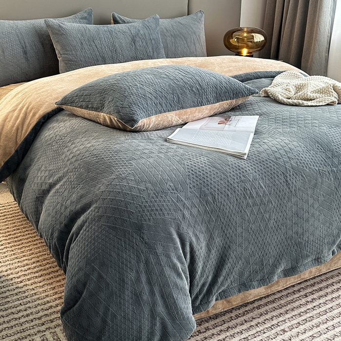 91家纺网 家纺一手货源 找家纺 铠畅家纺 2023爆款A类230g立体雕花牛奶绒四件套 七巧板高级灰