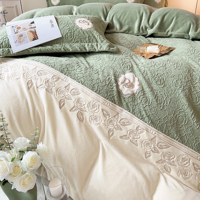 91家纺网 家纺一手货源 找家纺 宅家居 2023新款法式风拼接刺绣全消光A类浮雕花绒剪花烂花牛奶绒四件套-幸福玫瑰 魅-绿