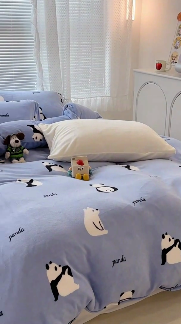 91家纺网 家纺一手货源 找家纺 昔可家纺  2023新款高克重印花牛奶绒卡通系列四件套 蓝底熊猫