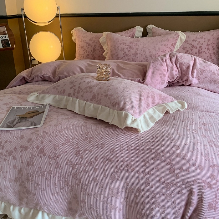 91家纺网 家纺一手货源 找家纺 潘朵拉 2023新款高克重法式花边着色雕花牛奶绒四件套 梨花粉紫