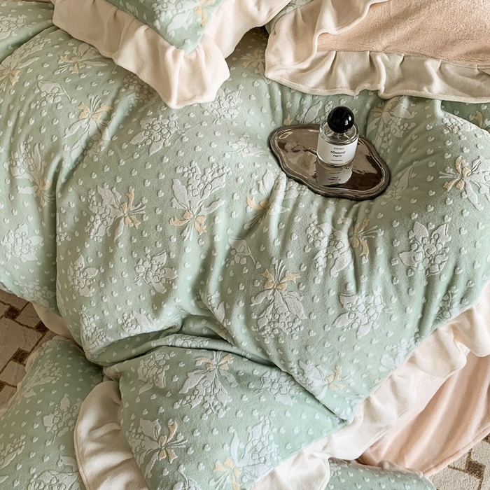 91家纺网 家纺一手货源 找家纺 潘朵拉 2023新款高克重法式花边着色雕花牛奶绒四件套 清浅（绿）