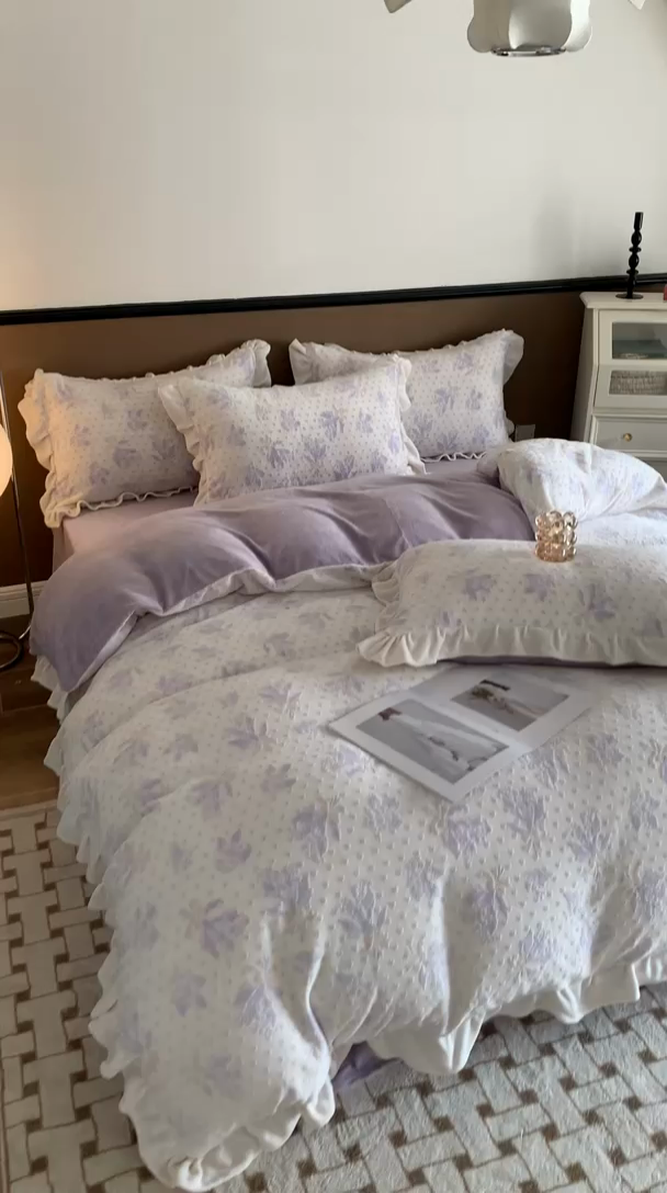 91家纺网 家纺一手货源 找家纺 潘朵拉 2023新款高克重法式花边着色雕花牛奶绒四件套 清浅（紫）