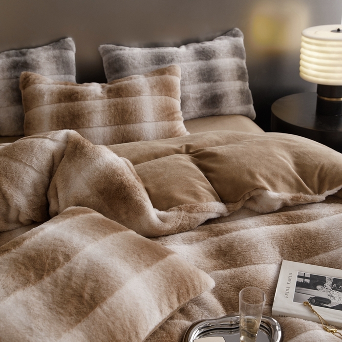 91家纺网 家纺一手货源 找家纺 金奇达家纺 2025秋冬保暖加厚绒类皮草绒四件套-【赛琳娜】系列 赛琳娜-咖啡