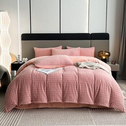 91家纺网 家纺一手货源 找家纺 铠畅家纺 2023爆款A类230g立体雕花牛奶绒四件套 山茶花粉