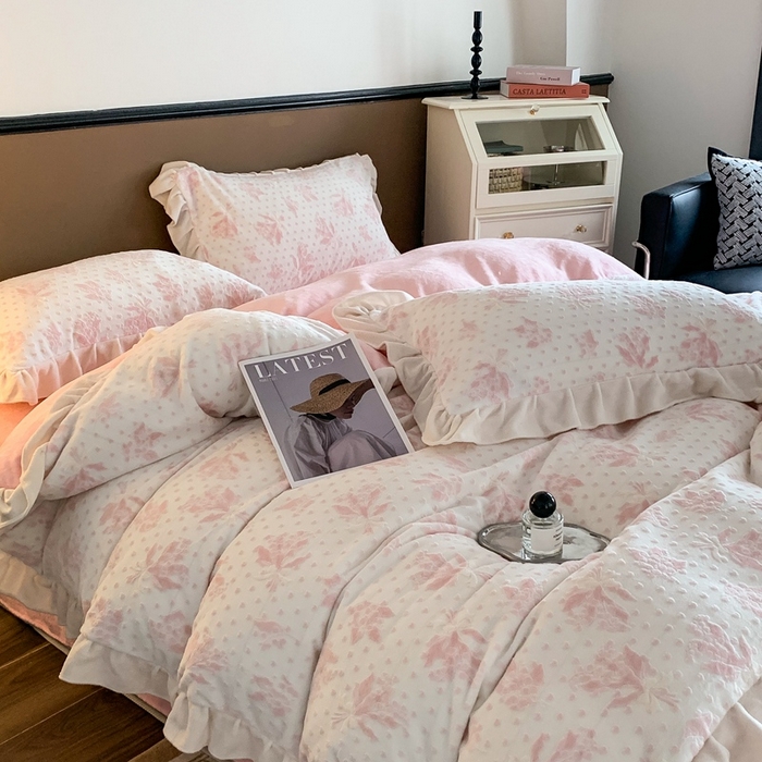 91家纺网 家纺一手货源 找家纺 潘朵拉 2023新款高克重法式花边着色雕花牛奶绒四件套 清浅（粉)