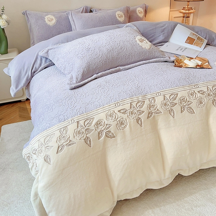 91家纺网 家纺一手货源 找家纺 宅家居 2023新款法式风拼接刺绣全消光A类浮雕花绒剪花烂花牛奶绒四件套-幸福玫瑰 魅-紫