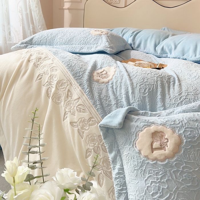 91家纺网 家纺一手货源 找家纺 宅家居 2023新款法式风拼接刺绣全消光A类浮雕花绒剪花烂花牛奶绒四件套-幸福玫瑰 魅-蓝