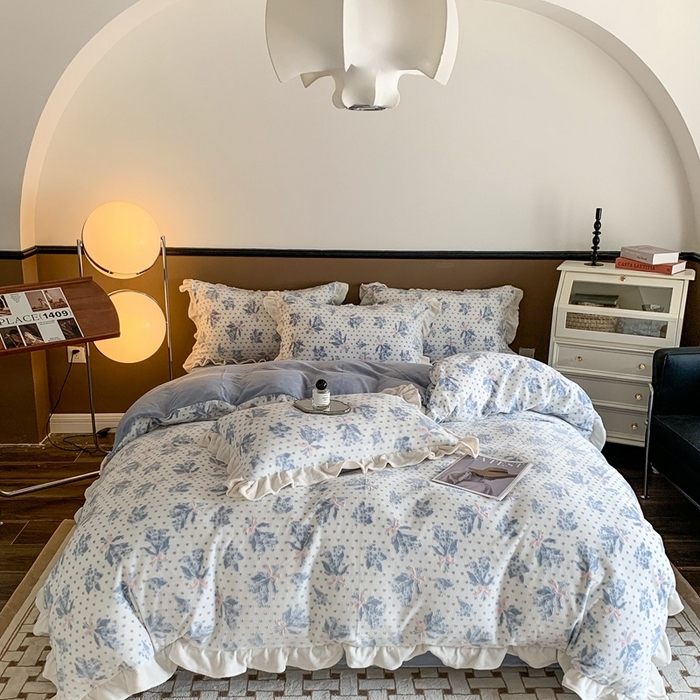 91家纺网 家纺一手货源 找家纺 潘朵拉 2023新款高克重法式花边着色雕花牛奶绒四件套 清浅（蓝）