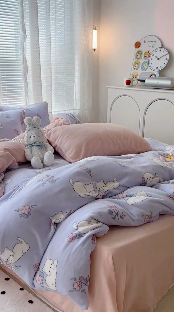 91家纺网 家纺一手货源 找家纺 昔可家纺  2023新款高克重印花牛奶绒卡通系列四件套 花花小猫咪