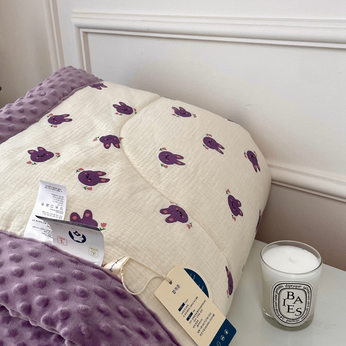 91家纺网 家纺一手货源 找家纺 源启生活 2023新款全棉皱皱纱手包边豆豆被 紫小兔