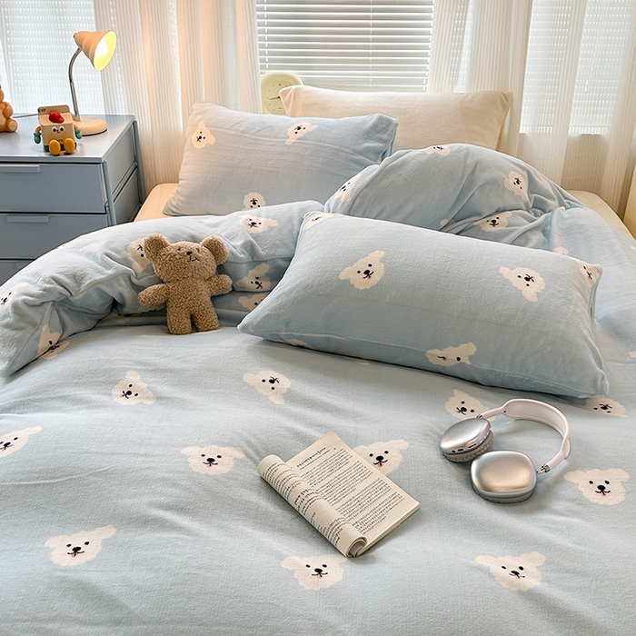 91家纺网 家纺一手货源 找家纺 昔可家纺  2023新款高克重印花牛奶绒卡通系列四件套 蓝底小白熊