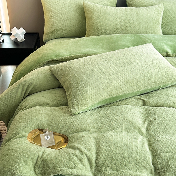 91家纺网 家纺一手货源 找家纺 铠畅家纺 2023爆款A类230g立体雕花牛奶绒四件套 七巧板绿