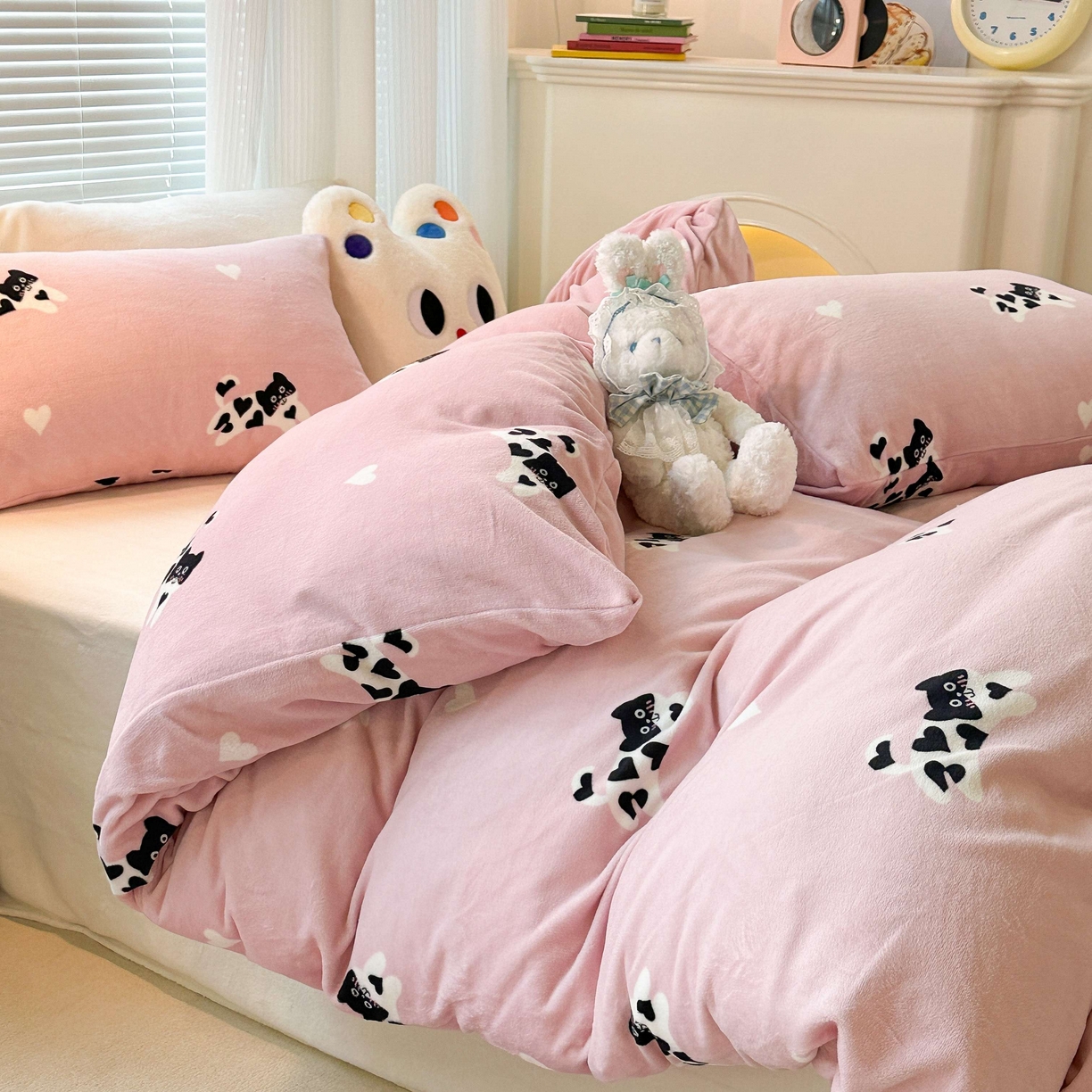 91家纺网 家纺一手货源 找家纺 昔可家纺  2023新款高克重印花牛奶绒卡通系列四件套 爱心小黑猫