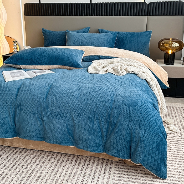 91家纺网 家纺一手货源 找家纺 铠畅家纺 2023爆款A类230g立体雕花牛奶绒四件套 七巧板宝蓝