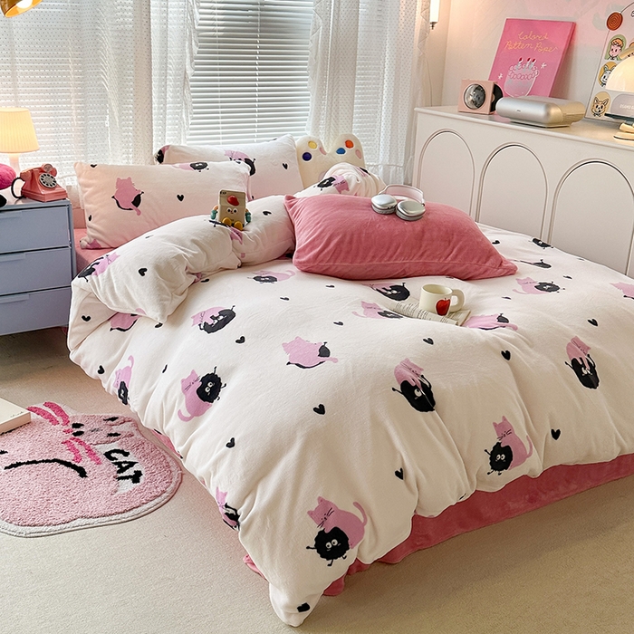 91家纺网 家纺一手货源 找家纺 昔可家纺  2023新款高克重印花牛奶绒卡通系列四件套 粉猫煤球