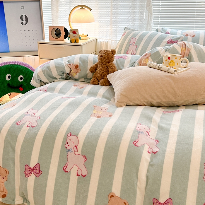 91家纺网 家纺一手货源 找家纺 昔可家纺  2023新款高克重印花牛奶绒卡通系列四件套 小熊羊驼