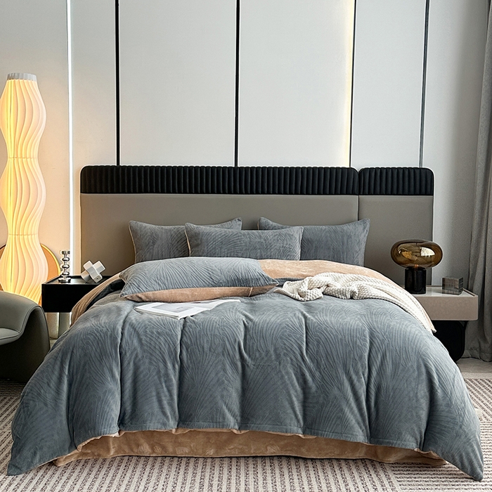 91家纺网 家纺一手货源 找家纺 铠畅家纺 2023爆款A类230g立体雕花牛奶绒四件套 大浪淘沙花型-灰