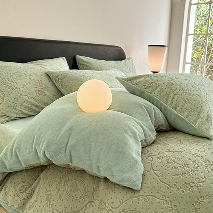 91家纺网 家纺一手货源 找家纺 桃子家居 2023新款A类高克重230克法式轻奢复古着色烂花雕花缦格加厚牛奶绒四件套 缦格富贵绿