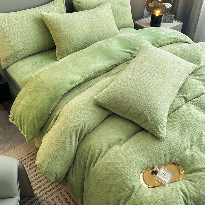 91家纺网 家纺一手货源 找家纺 铠畅家纺 2023爆款A类230g立体雕花牛奶绒四件套 七巧板绿