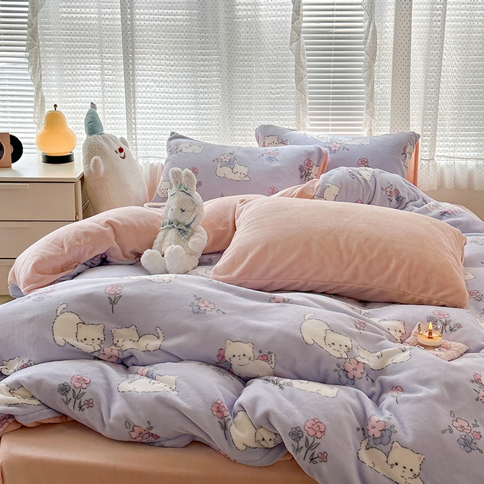 91家纺网 家纺一手货源 找家纺 昔可家纺  2023新款高克重印花牛奶绒卡通系列四件套 花花小猫咪