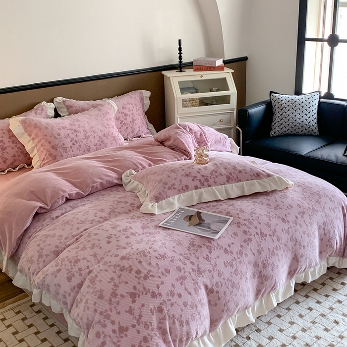 91家纺网 家纺一手货源 找家纺 潘朵拉 2023新款高克重法式花边着色雕花牛奶绒四件套 梨花粉紫