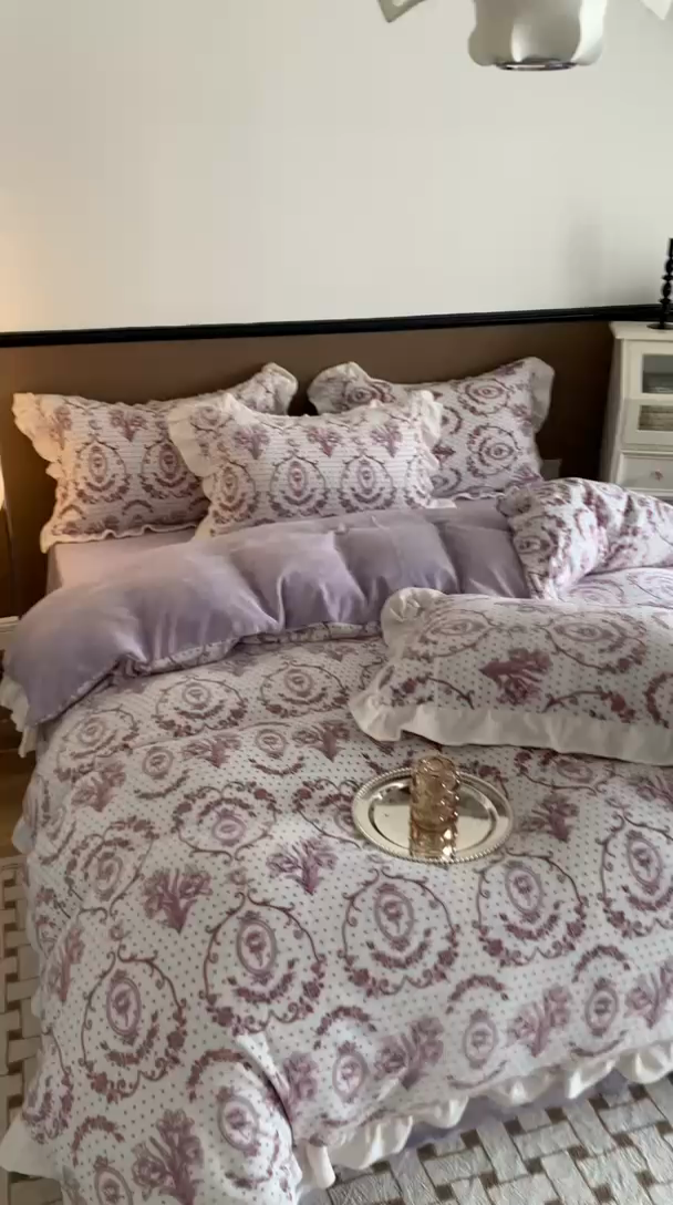 91家纺网 家纺一手货源 找家纺 潘朵拉 2023新款高克重法式花边着色雕花牛奶绒四件套 法式浪漫紫