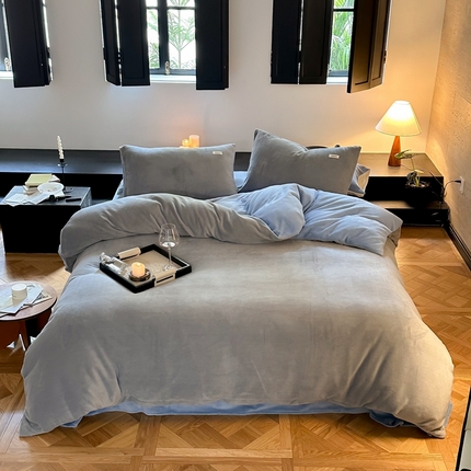 91家纺网 家纺一手货源 找家纺 时光里 2023新款双拼牛奶绒四件套 古典灰拼复古蓝