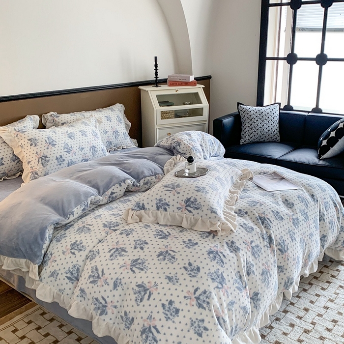 91家纺网 家纺一手货源 找家纺 潘朵拉 2023新款高克重法式花边着色雕花牛奶绒四件套 清浅（蓝）