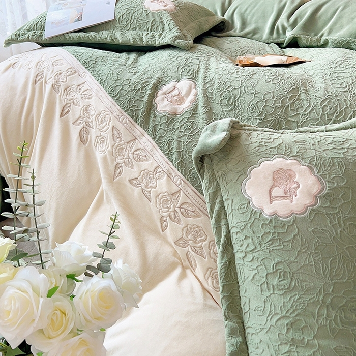 91家纺网 家纺一手货源 找家纺 宅家居 2023新款法式风拼接刺绣全消光A类浮雕花绒剪花烂花牛奶绒四件套-幸福玫瑰 魅-绿