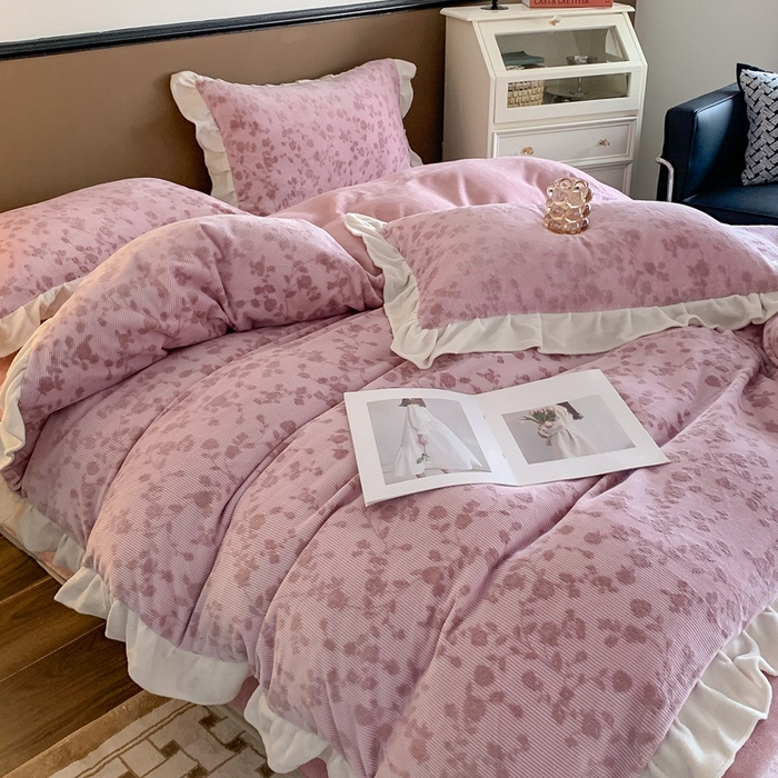 91家纺网 家纺一手货源 找家纺 潘朵拉 2023新款高克重法式花边着色雕花牛奶绒四件套 梨花粉紫