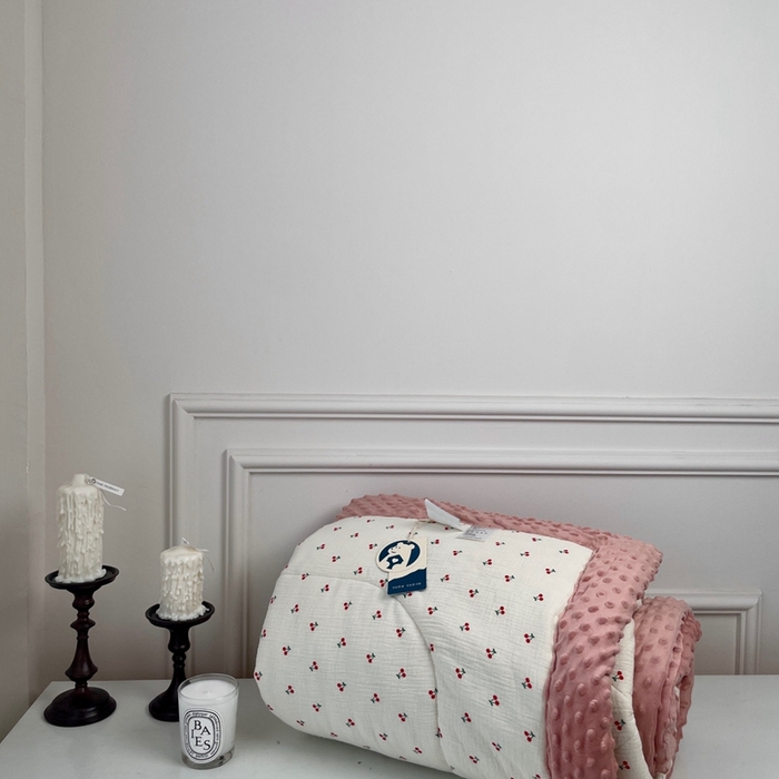 91家纺网 家纺一手货源 找家纺 源启生活 2023新款全棉皱皱纱手包边豆豆被 小樱桃