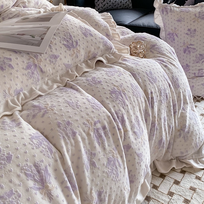 91家纺网 家纺一手货源 找家纺 潘朵拉 2023新款高克重法式花边着色雕花牛奶绒四件套 清浅（紫）