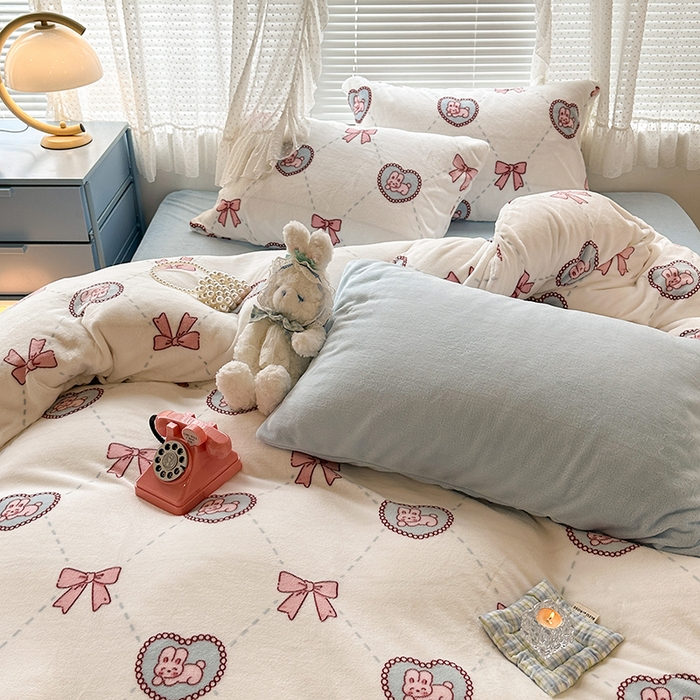 91家纺网 家纺一手货源 找家纺 昔可家纺  2023新款高克重印花牛奶绒卡通系列四件套 菱格爱心兔