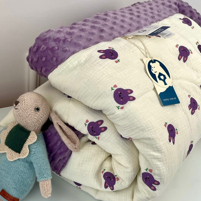 91家纺网 家纺一手货源 找家纺 源启生活 2023新款全棉皱皱纱手包边豆豆被 紫小兔