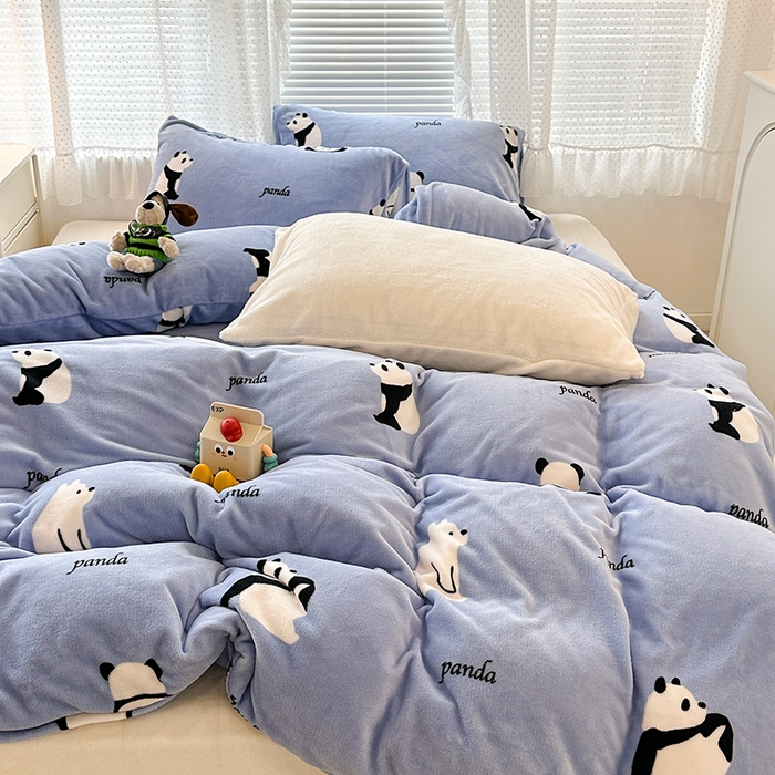 91家纺网 家纺一手货源 找家纺 昔可家纺  2023新款高克重印花牛奶绒卡通系列四件套 蓝底熊猫