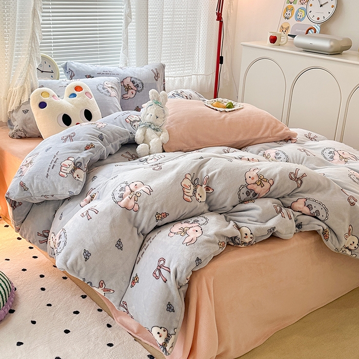 91家纺网 家纺一手货源 找家纺 昔可家纺  2023新款高克重印花牛奶绒卡通系列四件套 蓝底抱枕小兔