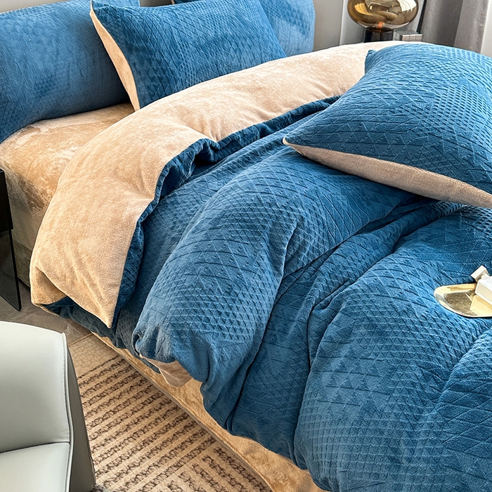 91家纺网 家纺一手货源 找家纺 铠畅家纺 2023爆款A类230g立体雕花牛奶绒四件套 七巧板宝蓝