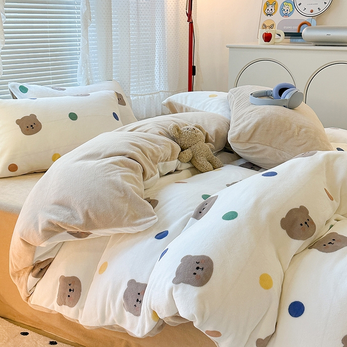 91家纺网 家纺一手货源 找家纺 昔可家纺  2023新款高克重印花牛奶绒卡通系列四件套 彩色波点熊