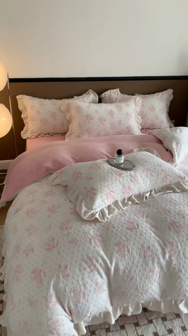 91家纺网 家纺一手货源 找家纺 潘朵拉 2023新款高克重法式花边着色雕花牛奶绒四件套 清浅（粉)