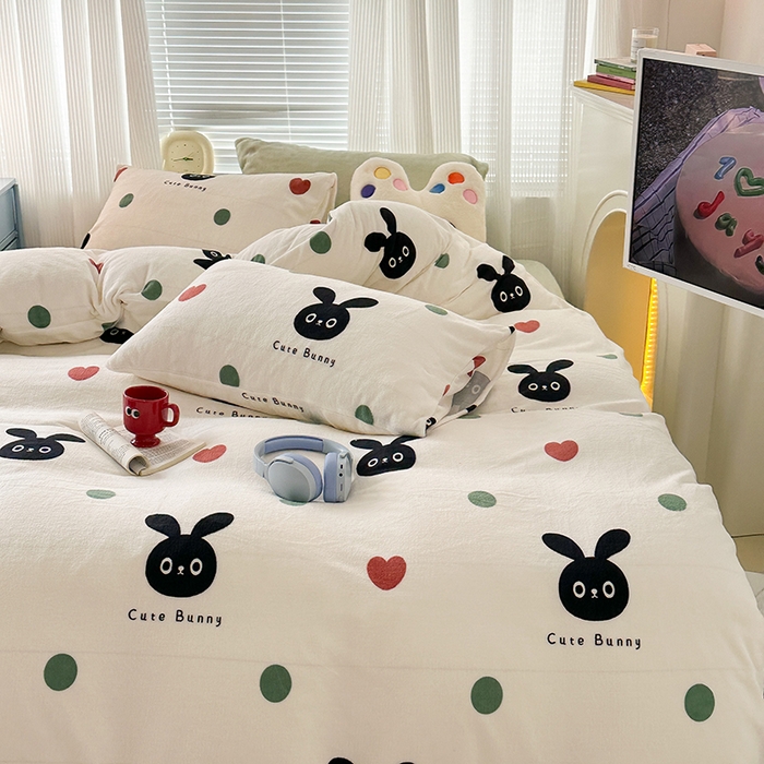 91家纺网 家纺一手货源 找家纺 昔可家纺  2023新款高克重印花牛奶绒卡通系列四件套 波点小黑兔