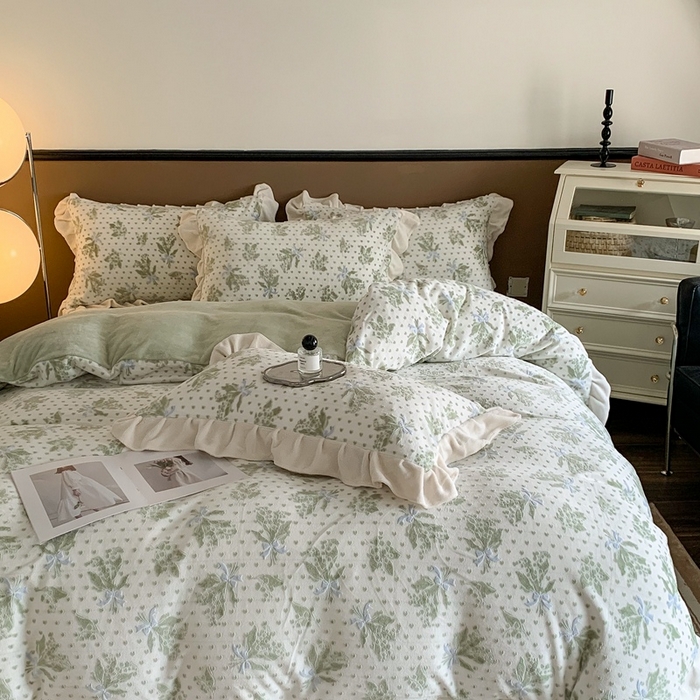 91家纺网 家纺一手货源 找家纺 潘朵拉 2023新款高克重法式花边着色雕花牛奶绒四件套 清浅（奶绿）