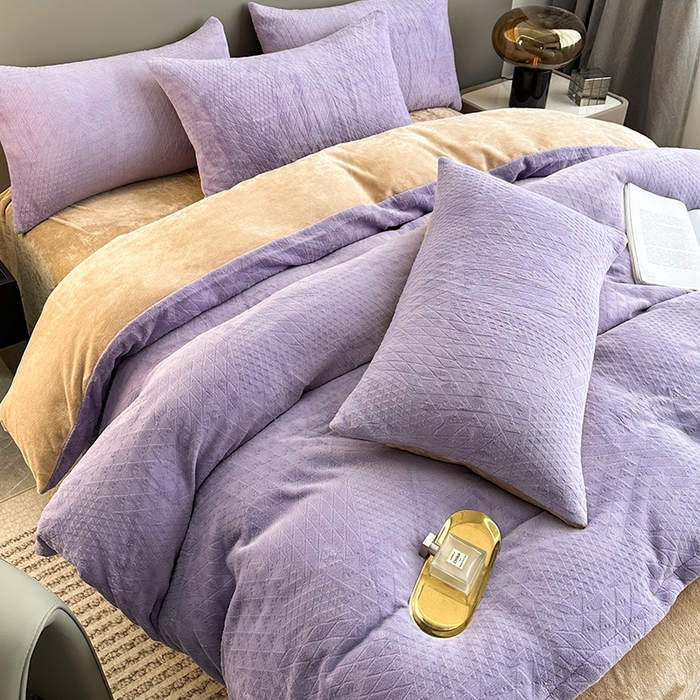 91家纺网 家纺一手货源 找家纺 铠畅家纺 2023爆款A类230g立体雕花牛奶绒四件套 七巧板紫