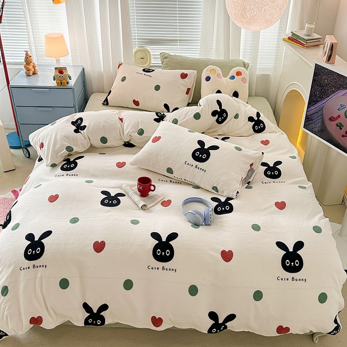 91家纺网 家纺一手货源 找家纺 昔可家纺  2023新款高克重印花牛奶绒卡通系列四件套 波点小黑兔