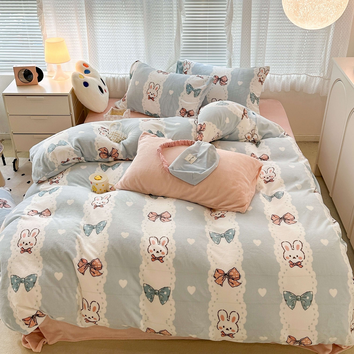 91家纺网 家纺一手货源 找家纺 昔可家纺  2023新款高克重印花牛奶绒卡通系列四件套 爱心蝴蝶结兔