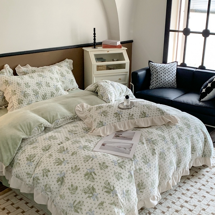 91家纺网 家纺一手货源 找家纺 潘朵拉 2023新款高克重法式花边着色雕花牛奶绒四件套 清浅（奶绿）