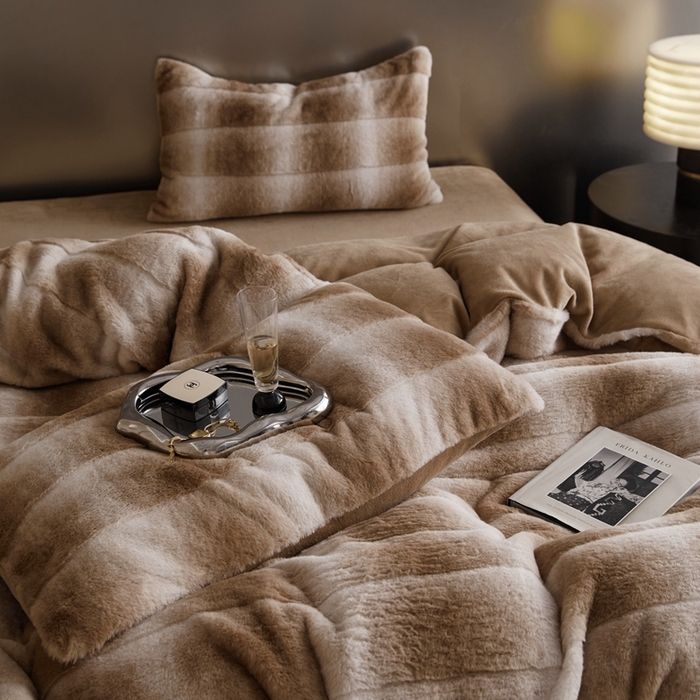 91家纺网 家纺一手货源 找家纺 金奇达家纺 2025秋冬保暖加厚绒类皮草绒四件套-【赛琳娜】系列 赛琳娜-咖啡