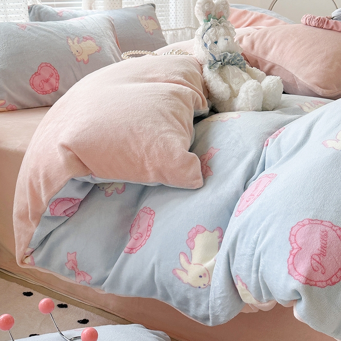 91家纺网 家纺一手货源 找家纺 昔可家纺  2023新款高克重印花牛奶绒卡通系列四件套 萝莉爱心兔