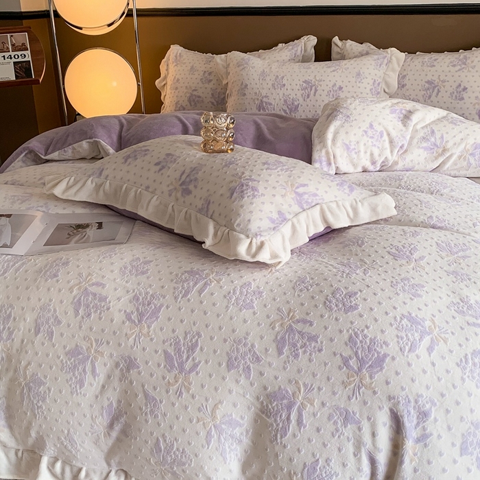 91家纺网 家纺一手货源 找家纺 潘朵拉 2023新款高克重法式花边着色雕花牛奶绒四件套 清浅（紫）