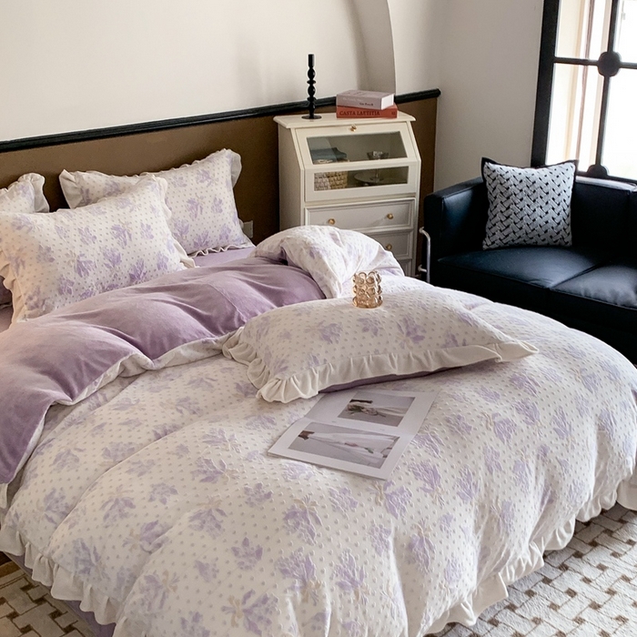 91家纺网 家纺一手货源 找家纺 潘朵拉 2023新款高克重法式花边着色雕花牛奶绒四件套 清浅（紫）